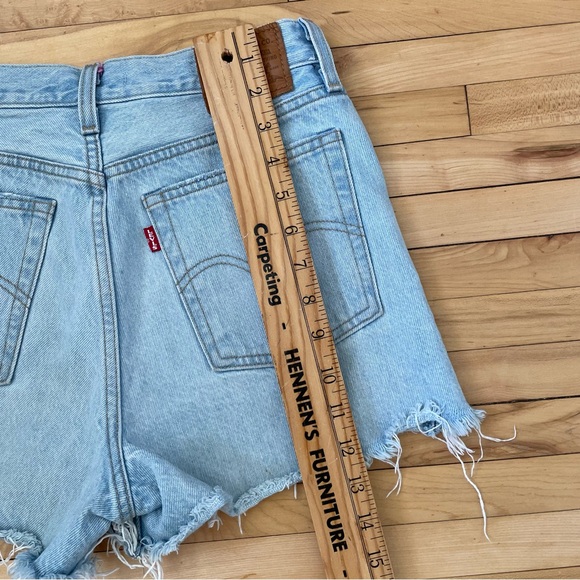 🌼LEVIS WEDGIE Short Light Wash Shorts size 28 - Picture 10 of 12